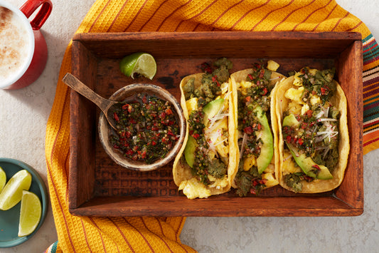 Huevos con chorizo verde on a platter